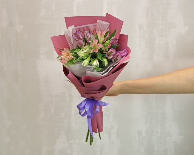 Букет із 5 альстромерій ніжний мікс в упаковці