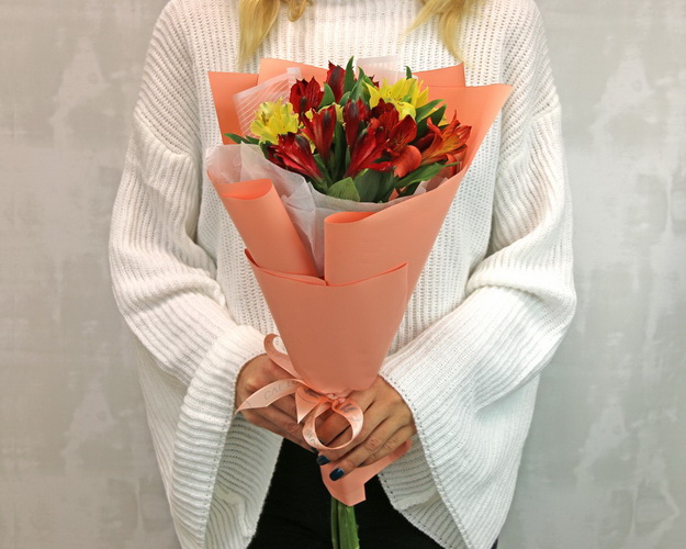 Букет із 5 альстромерій яскравий мікс в упаковці