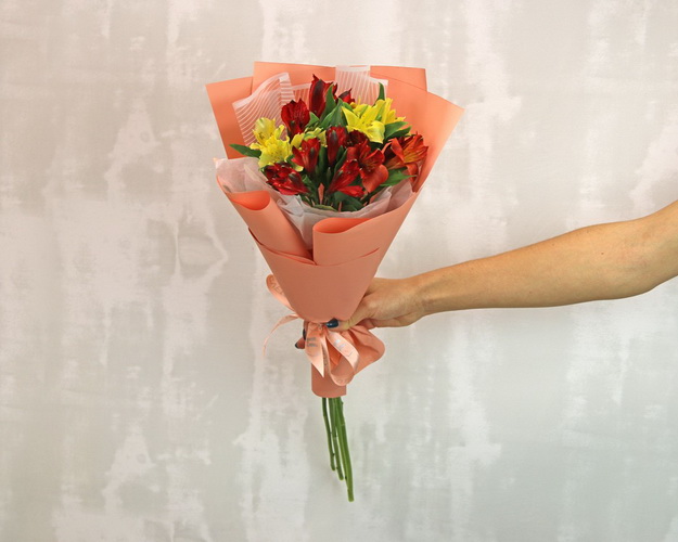 Букет із 5 альстромерій яскравий мікс в упаковці