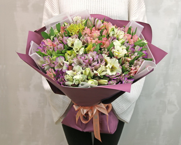 Букет із 51 альстромерії ніжний мікс в упаковці