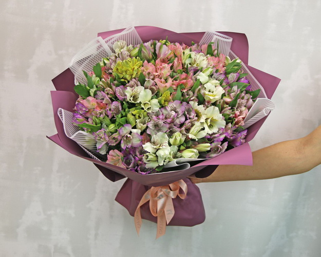 Букет із 51 альстромерії ніжний мікс в упаковці