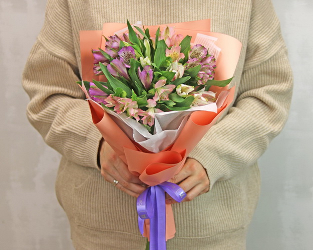 Букет із 7 альстромерій ніжний мікс в упаковці