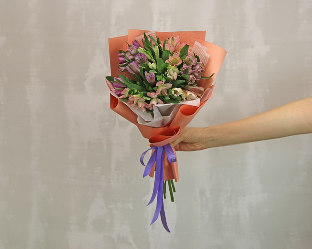 Букет із 7 альстромерій ніжний мікс в упаковці