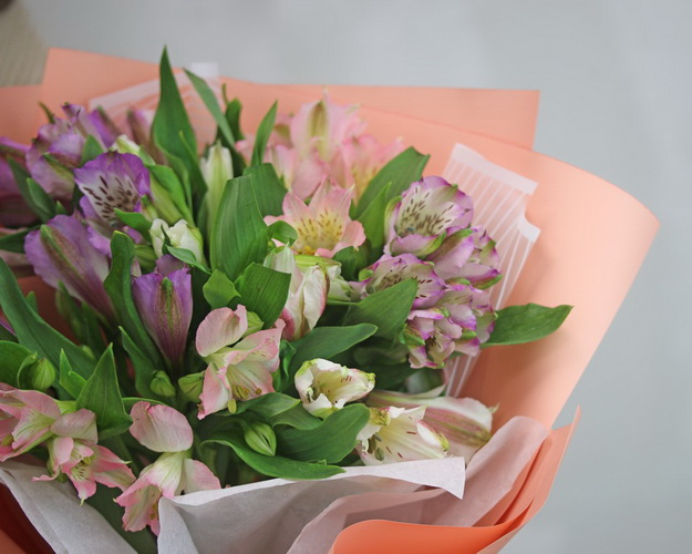 Букет із 7 альстромерій ніжний мікс в упаковці