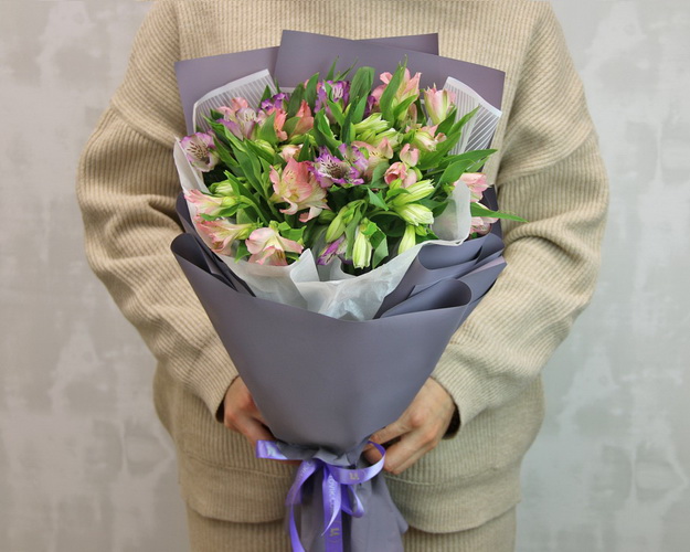 Букет із 9 альстромерій ніжний мікс в упаковці