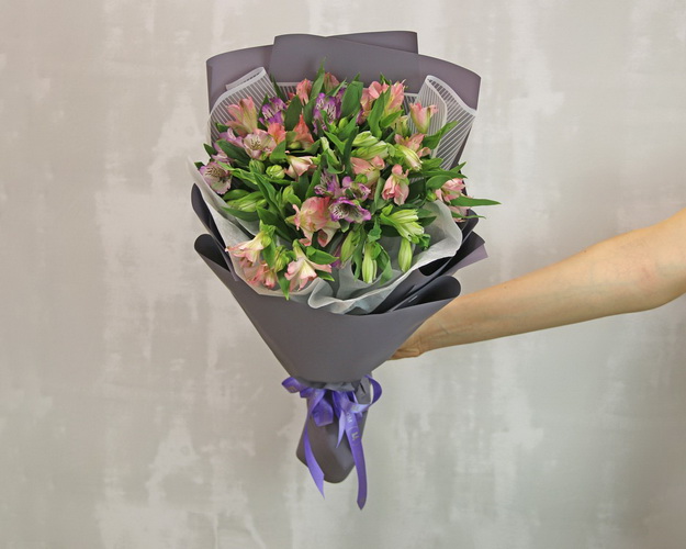 Букет із 9 альстромерій ніжний мікс в упаковці