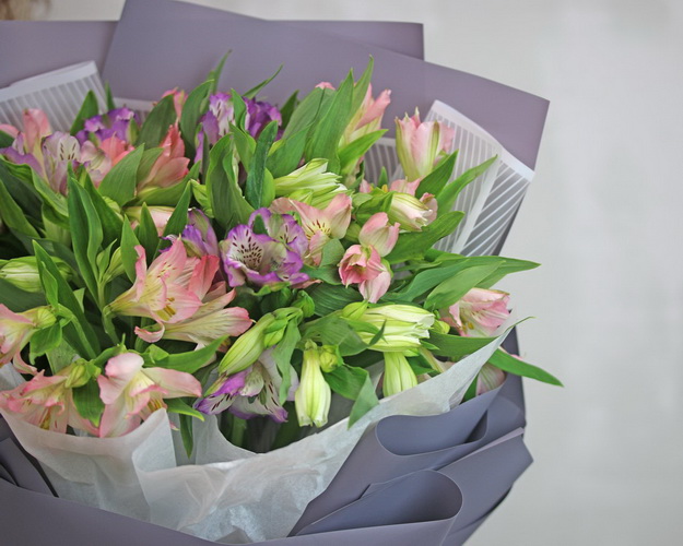 Букет із 9 альстромерій ніжний мікс в упаковці