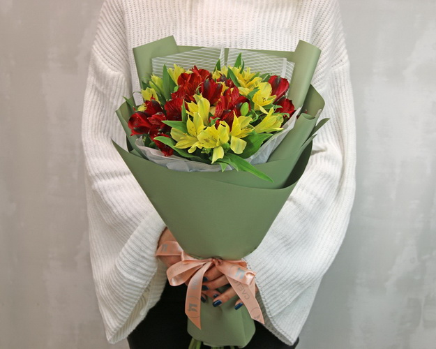 Букет із 9 альстромерій яскравий мікс в упаковці