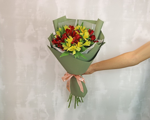 Букет із 9 альстромерій яскравий мікс в упаковці