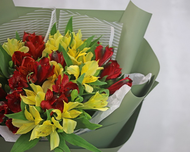 Букет із 9 альстромерій яскравий мікс в упаковці