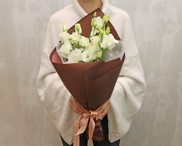 Букет із 5 білих еустом у стильній упаковці.