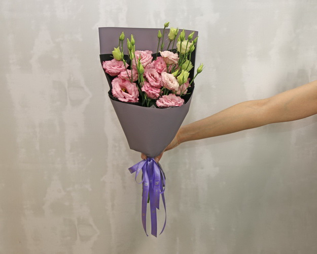 Букет із 5 рожевих еустом у стильній упаковці.