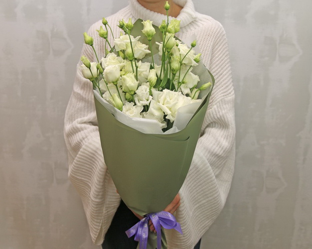 Букет із 7 білих еустом у стильній упаковці.