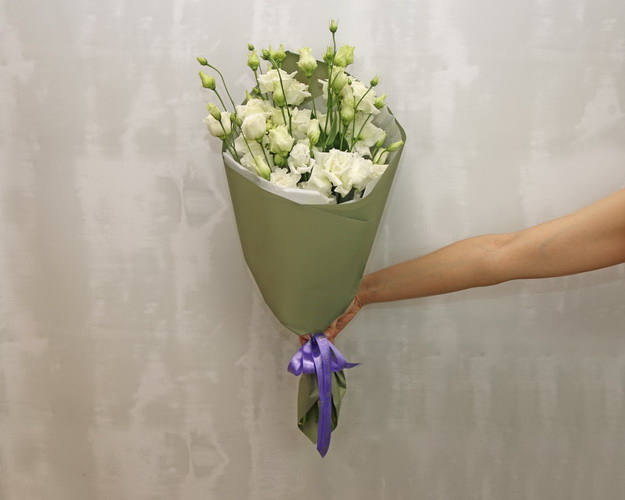 Букет із 7 білих еустом у стильній упаковці.