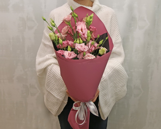 Букет із 7 рожевих еустом у стильній упаковці.