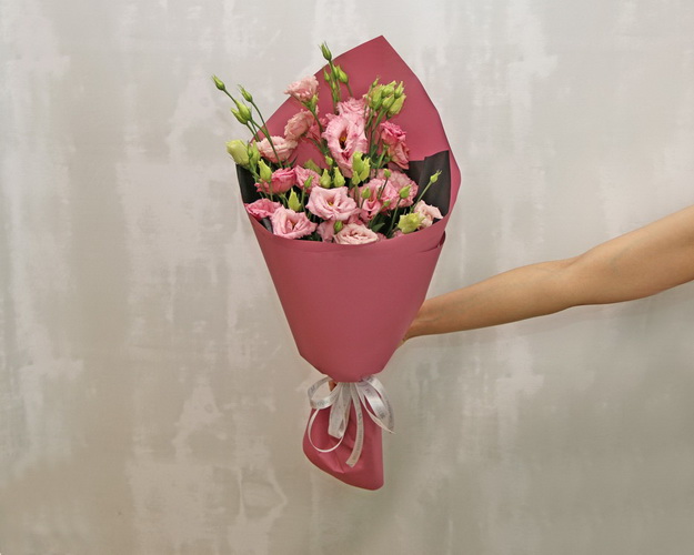 Букет із 7 рожевих еустом у стильній упаковці.