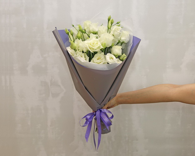 Букет із 9 білих еустом у стильній упаковці.