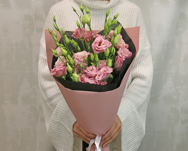 Букет із 9 рожевих еустом у стильній упаковці.