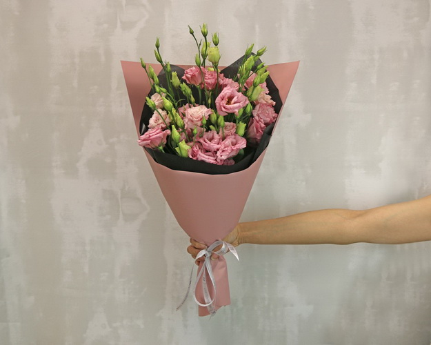 Букет із 9 рожевих еустом у стильній упаковці.
