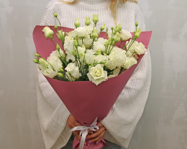 Букет із 15 білих еустом у стильній упаковці.