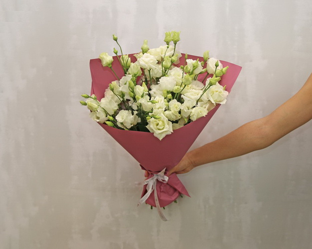 Букет із 15 білих еустом у стильній упаковці.