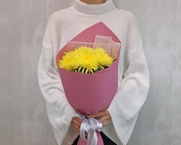 Букет із 5 жовтих хризантем в стильній упаковці.