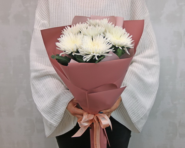 Букет із 7 білих хризантем в стильній упаковці.