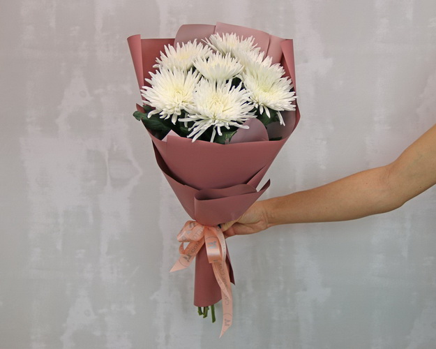 Букет із 7 білих хризантем в стильній упаковці.