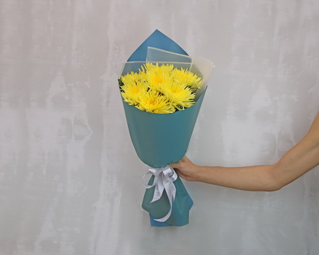 Букет із 7 жовтих хризантем в стильній упаковці.