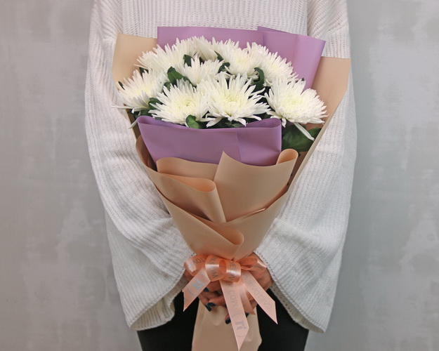 Букет з 9 хризантем білих в стильній упаковці.