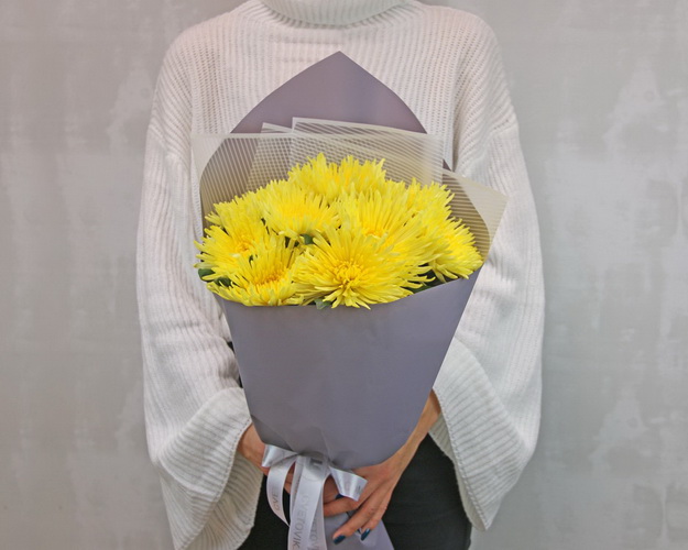 Букет із 9 жовтих хризантем в стильній упаковці.