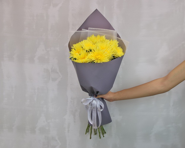 Букет із 9 жовтих хризантем в стильній упаковці.