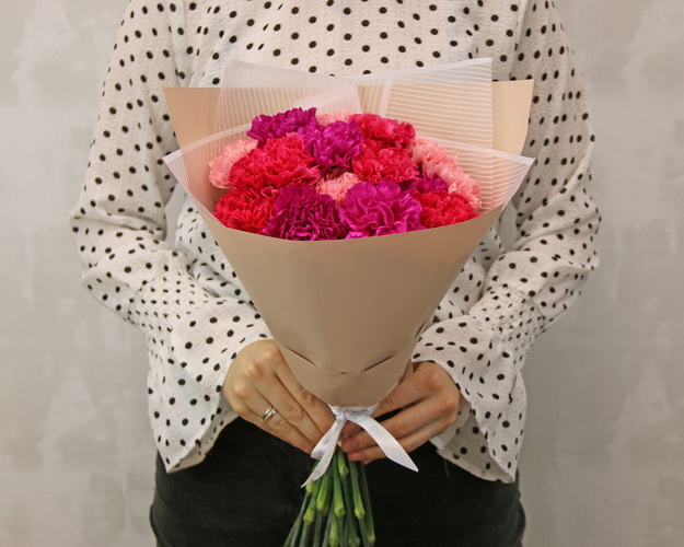 Букет з 15 діантусів яскравий мікс у стильній упаковці