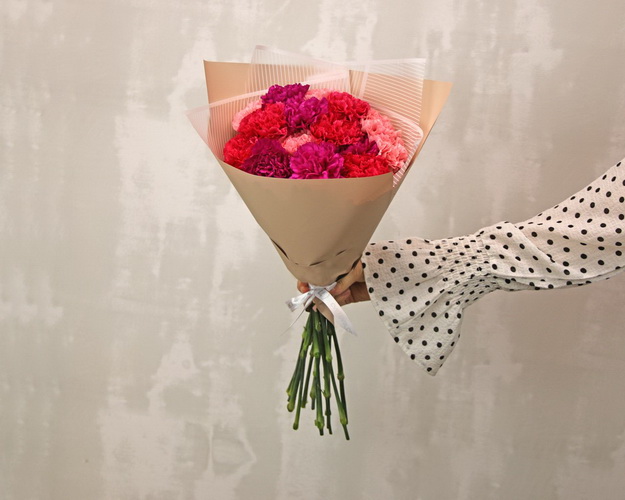 Букет з 15 діантусів яскравий мікс у стильній упаковці