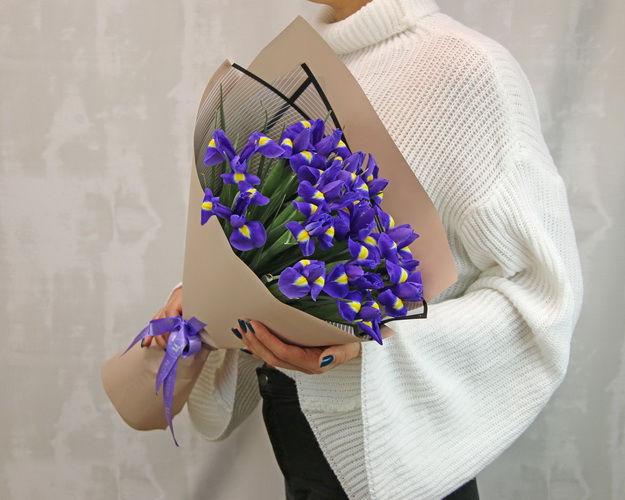 Букет із 15 синіх ірисів у стильній упаковці.