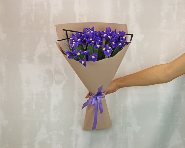 Букет із 15 синіх ірисів у стильній упаковці.