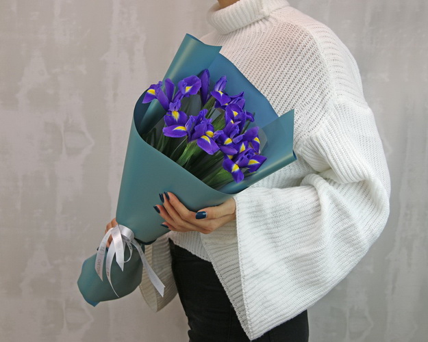 Букет із 7 ірисів у дизайнерській упаковці