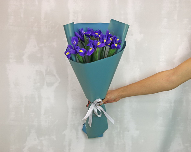 Букет із 7 ірисів у дизайнерській упаковці