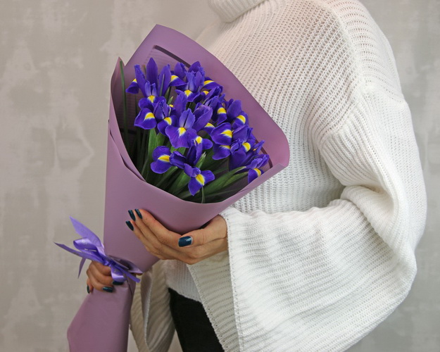 Букет комплімент з 11 ірисів у дизайнерській упаковці