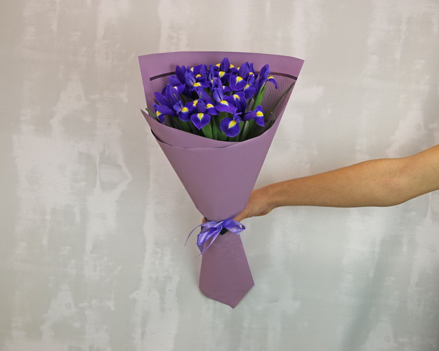 Букет комплімент з 11 ірисів у дизайнерській упаковці
