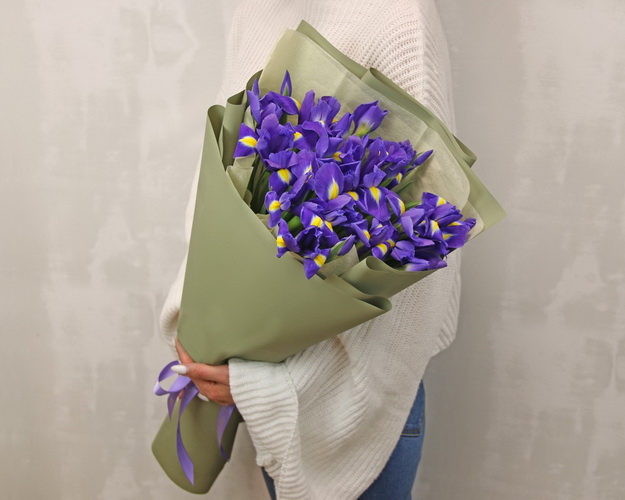 Букет із 25 синіх ірисів у стильній упаковці.