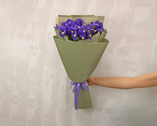Букет із 25 синіх ірисів у стильній упаковці.