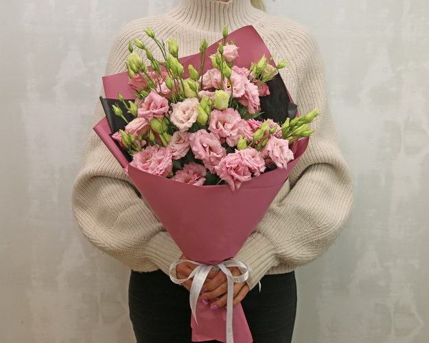 Букет із 15 рожевих еустом у стильній упаковці.