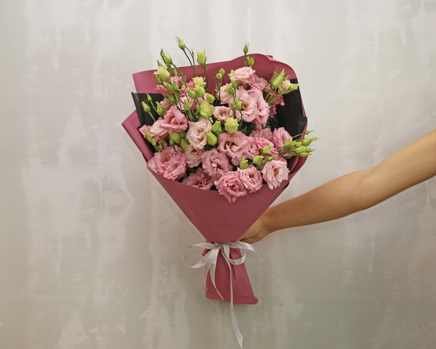 Букет із 15 рожевих еустом у стильній упаковці.