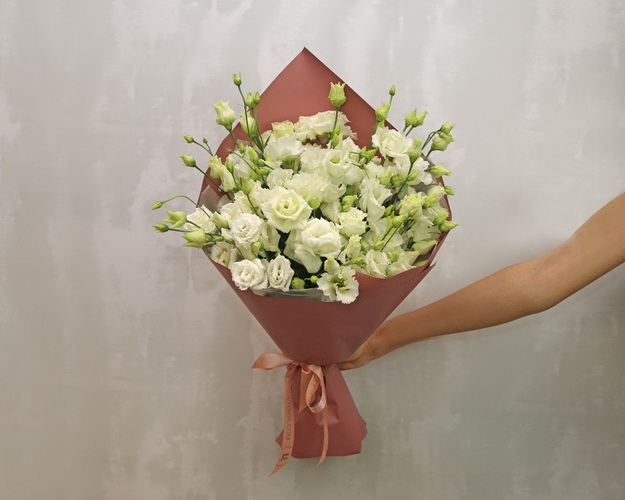 Букет з 25 білих еустом у стильній упаковці.