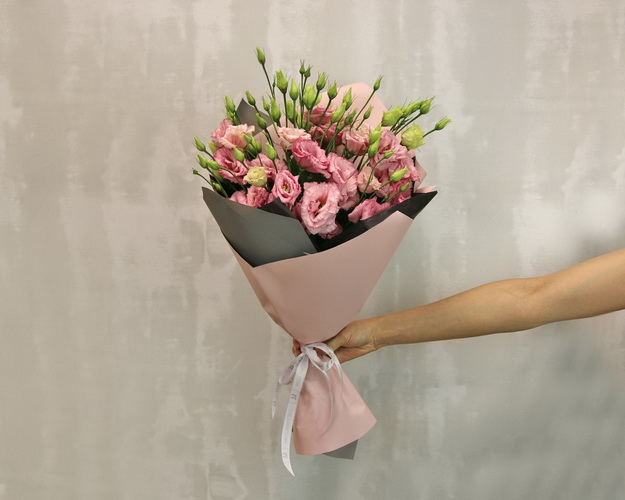 Букет із 11 рожевих еустом у стильній упаковці.