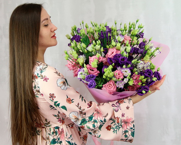 Букет із 35 лізіантусів яскравий мікс у стильній упаковці