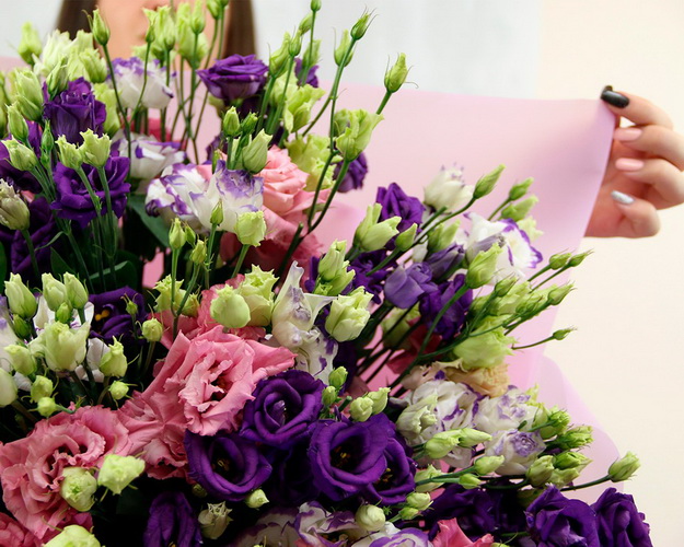 Букет із 35 лізіантусів яскравий мікс у стильній упаковці