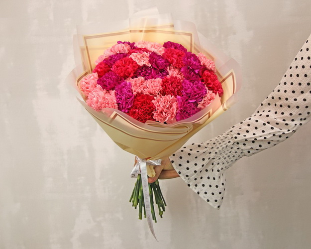 Букет з 35 діантусів яскравий мікс у дизайнерській упаковці