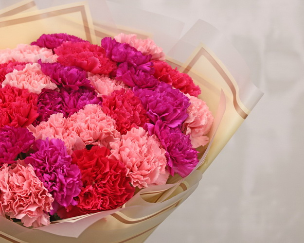 Букет з 35 діантусів яскравий мікс у дизайнерській упаковці